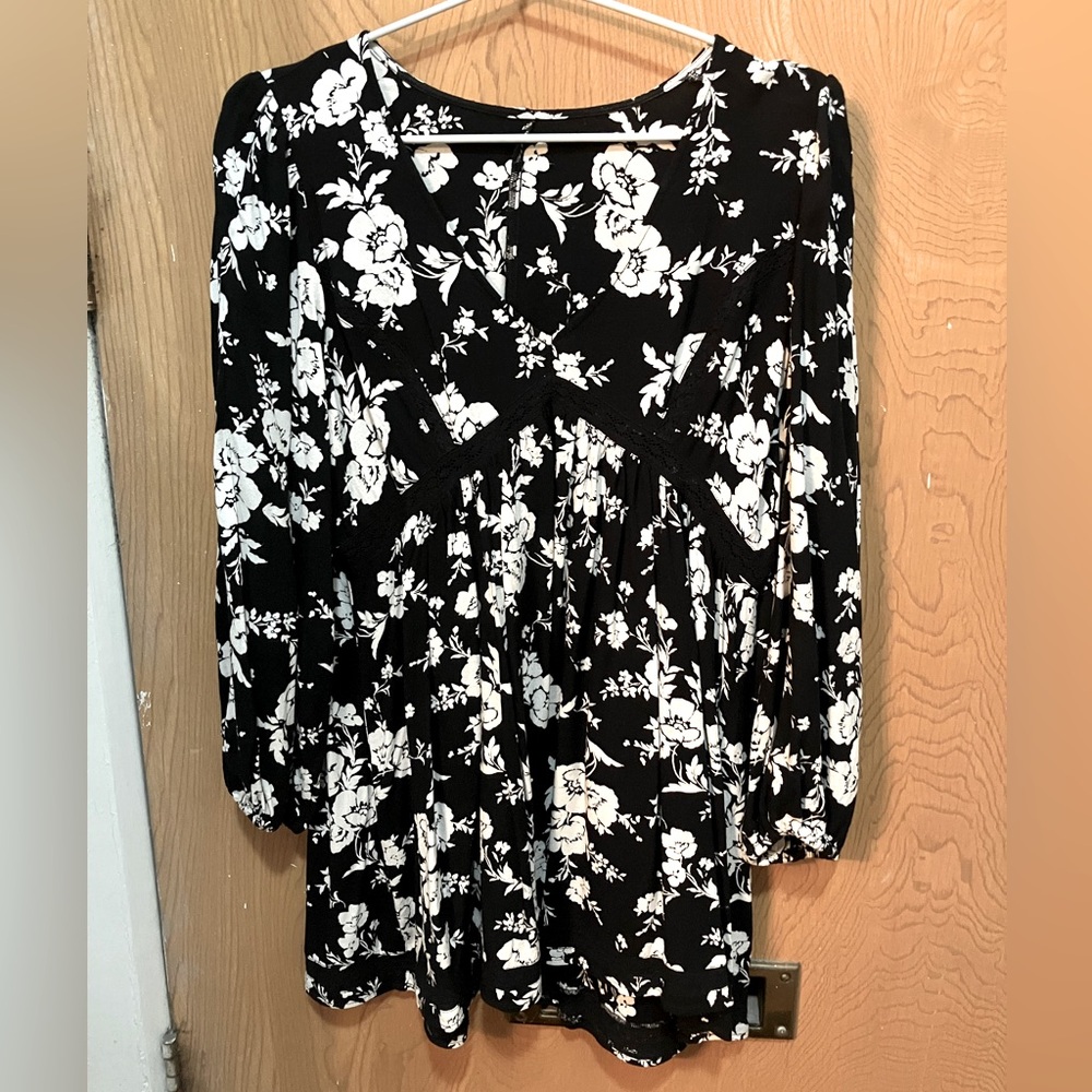 Black and white floral tunic, women’s small NWOT